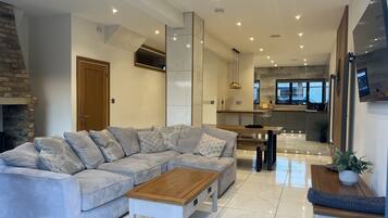 Rumah, Beberapa Tempat Tidur | Ruang keluarga