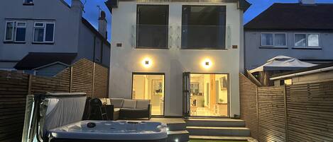 Talo, useita sänkyjä | Ulkoalueet