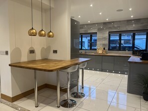 Casa, várias camas | Cozinha privada | Geladeira, micro-ondas, fogão, cooktop