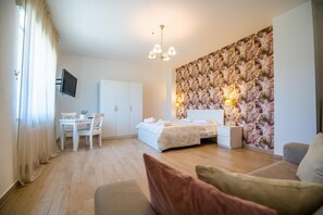 Comfort Quadruple Room | Hypo-allergenic bedding, down comforters, individually decorated, desk - O Sole Mio Pompei (Pompei)