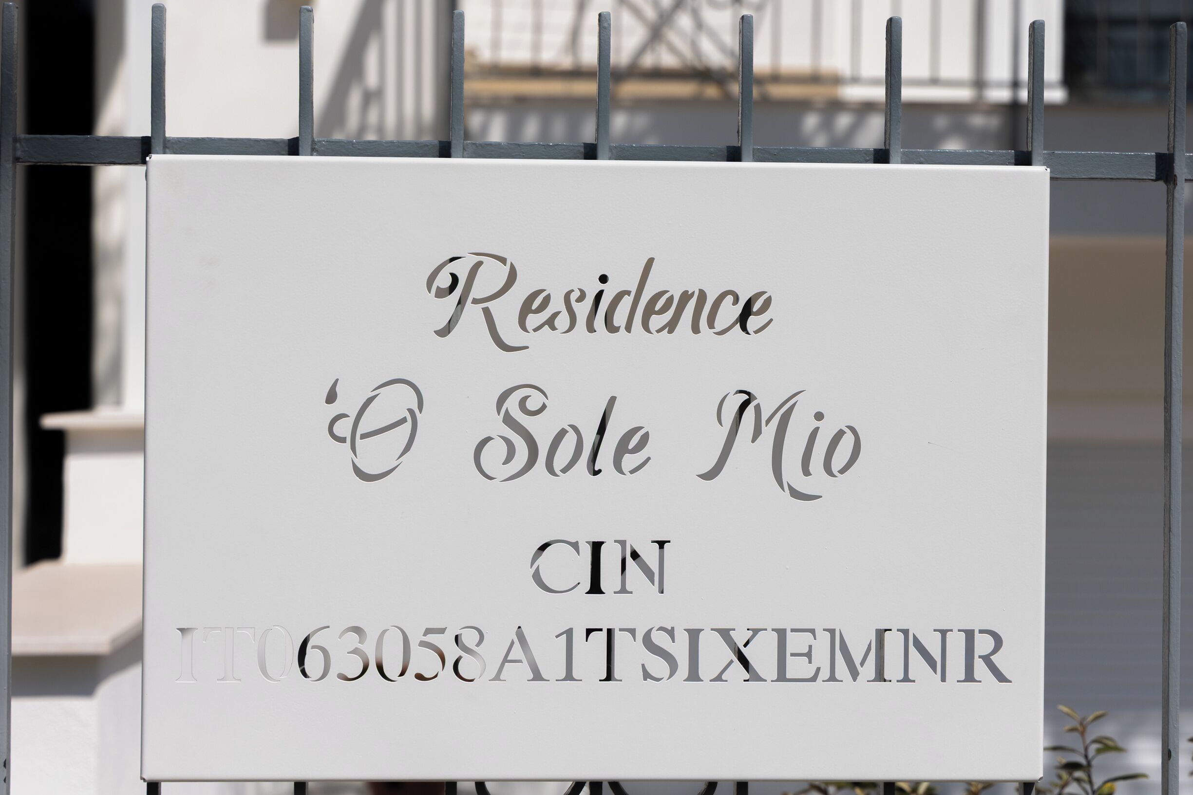 A sign with the text "Residence 'Sole Mio' C/N ITQ63058A1TSIXEMNR".
