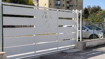 A white metal gate with the words "Residence Sole Mio" and "Pardeggio" engraved on it.