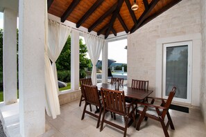 Vila | Tempat makan outdoor