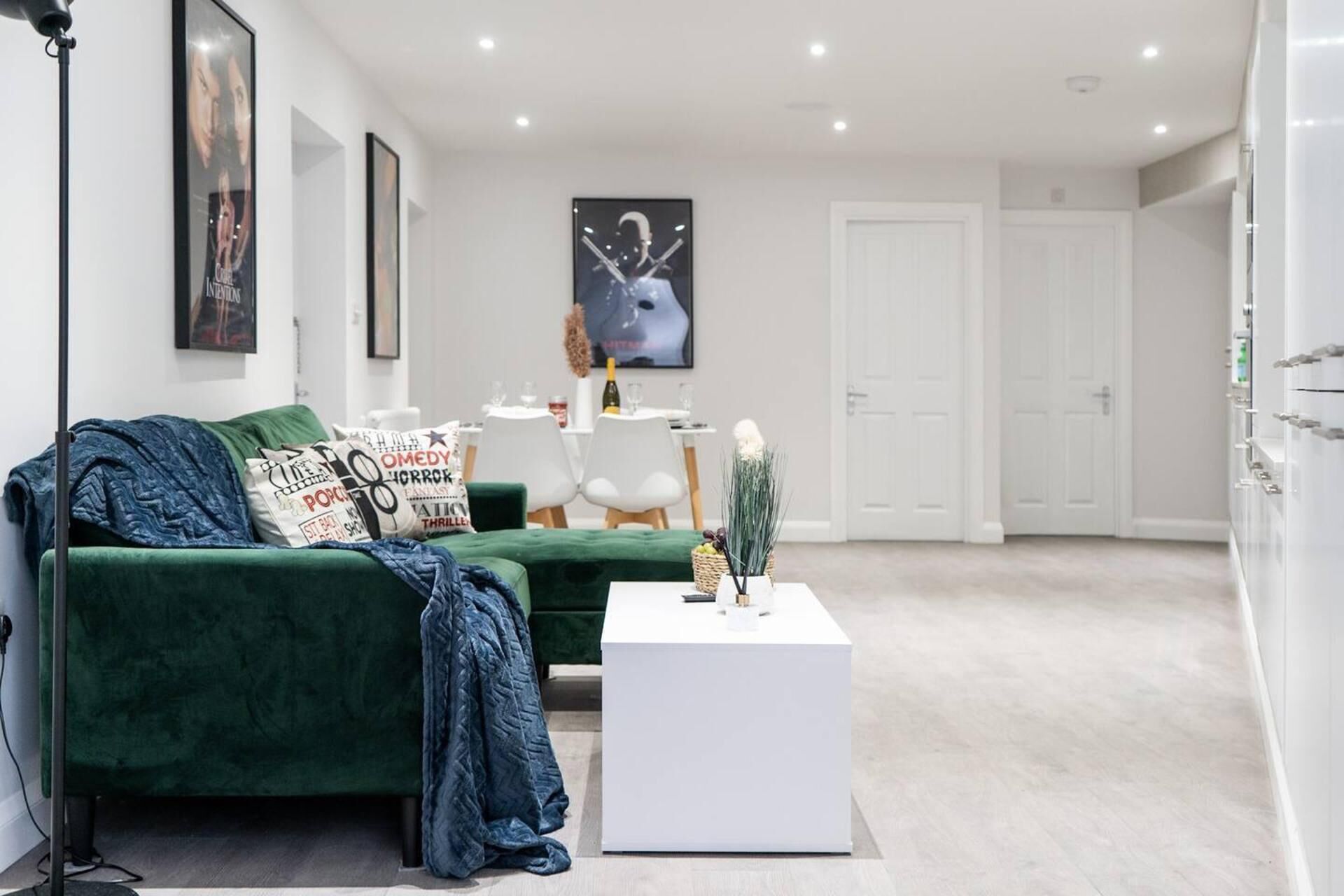 Apartment, 2 Queen Beds | Living room