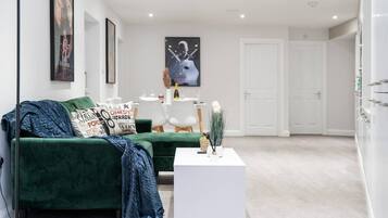 Apartment, 2 Queen Beds | Living room