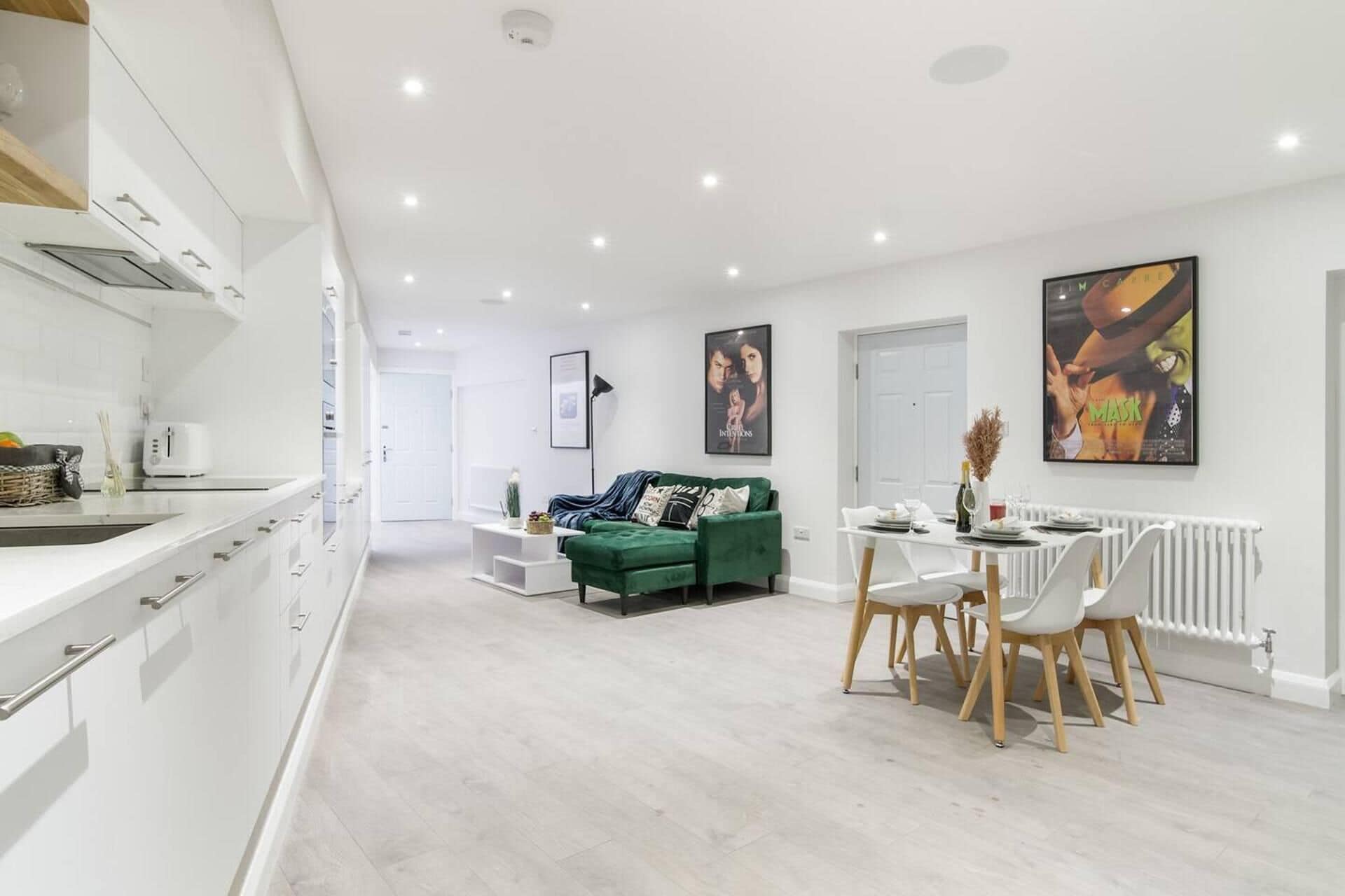Apartment, 2 Queen Beds | Living room