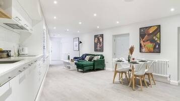 Apartment, 2 Queen Beds | Living room