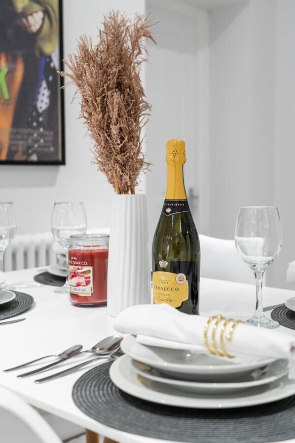 Appartement, 2 queensize bedden | Privékeuken | Een koelkast, een microgolfoven, een oven, een kookplaat