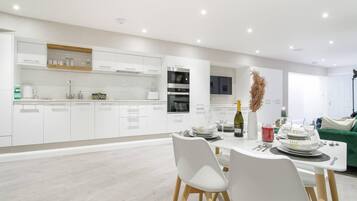 Apartamento, 2 camas Queen | Cozinha privada | Geladeira, micro-ondas, fogão, cooktop