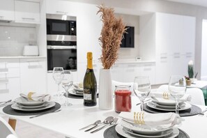 อพาร์ทเมนท์, เตียงควีนไซส์ 2 เตียง | ครัวส่วนตัว | ตู้เย็น, ไมโครเวฟ, เตาอบ, เตาประกอบอาหาร