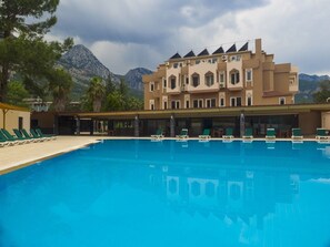 Seasonal outdoor pool, pool umbrellas, pool loungers - Alexius Beach Hotel (Kemer)