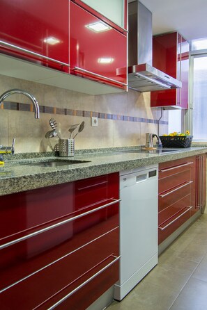 Een koelkast, een microgolfoven, een oven, een kookplaat