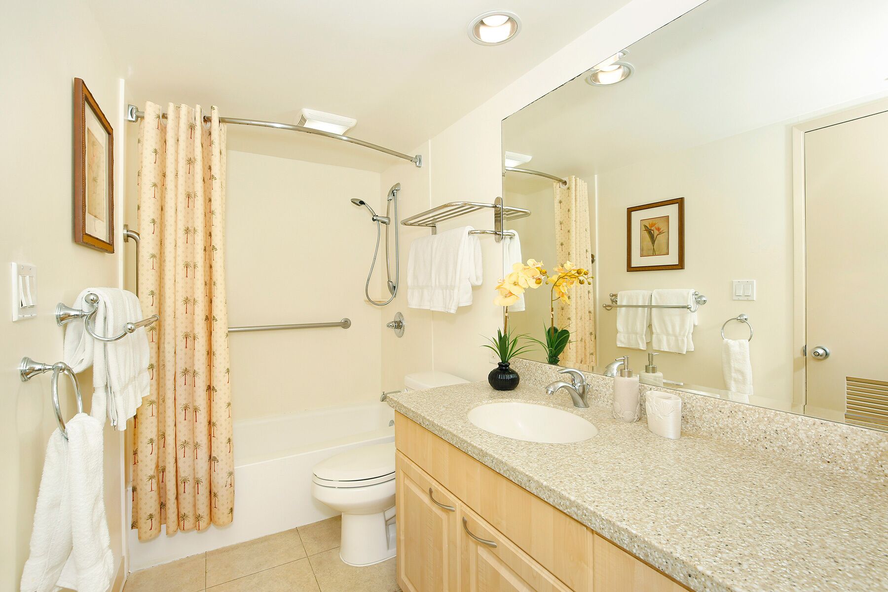 Combined shower/tub, hair dryer, towels