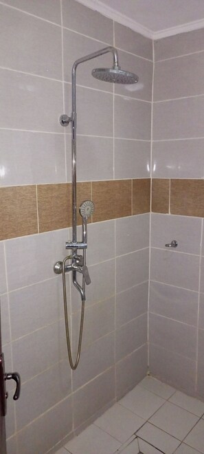 Standard Double Room | Bathroom | Shower, rainfall showerhead, towels - Hostellerie Le Relais St Hubert (Garoua)