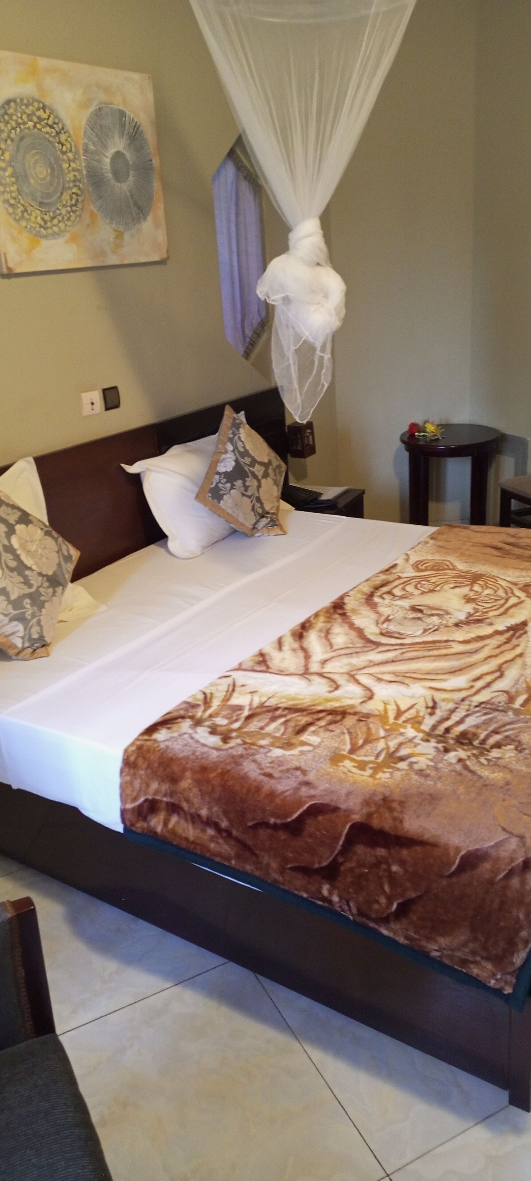 Habitación doble estándar | Escritorio, tabla de planchar con plancha, wifi gratis y ropa de cama 