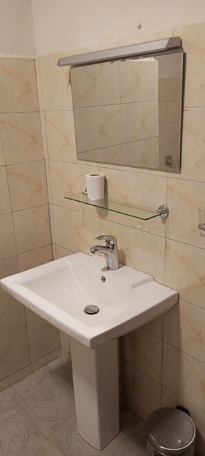 Superior-Doppelzimmer | Badezimmer | Dusche, Regendusche, Handtücher