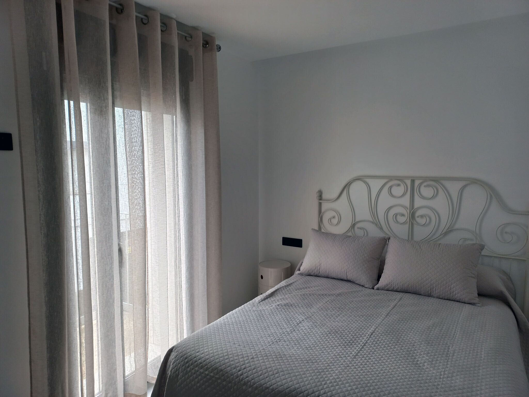 4 slaapkamers, een strijkplank/strijkijzer, reisbedje, gratis wifi