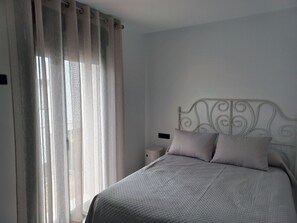 4 bedrooms, iron/ironing board, travel cot, free WiFi - Design house, with all the comforts, large common areas and well located (Montehermoso)