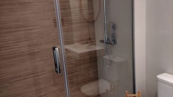 Ducha, secador de pelo, toallas y jabón