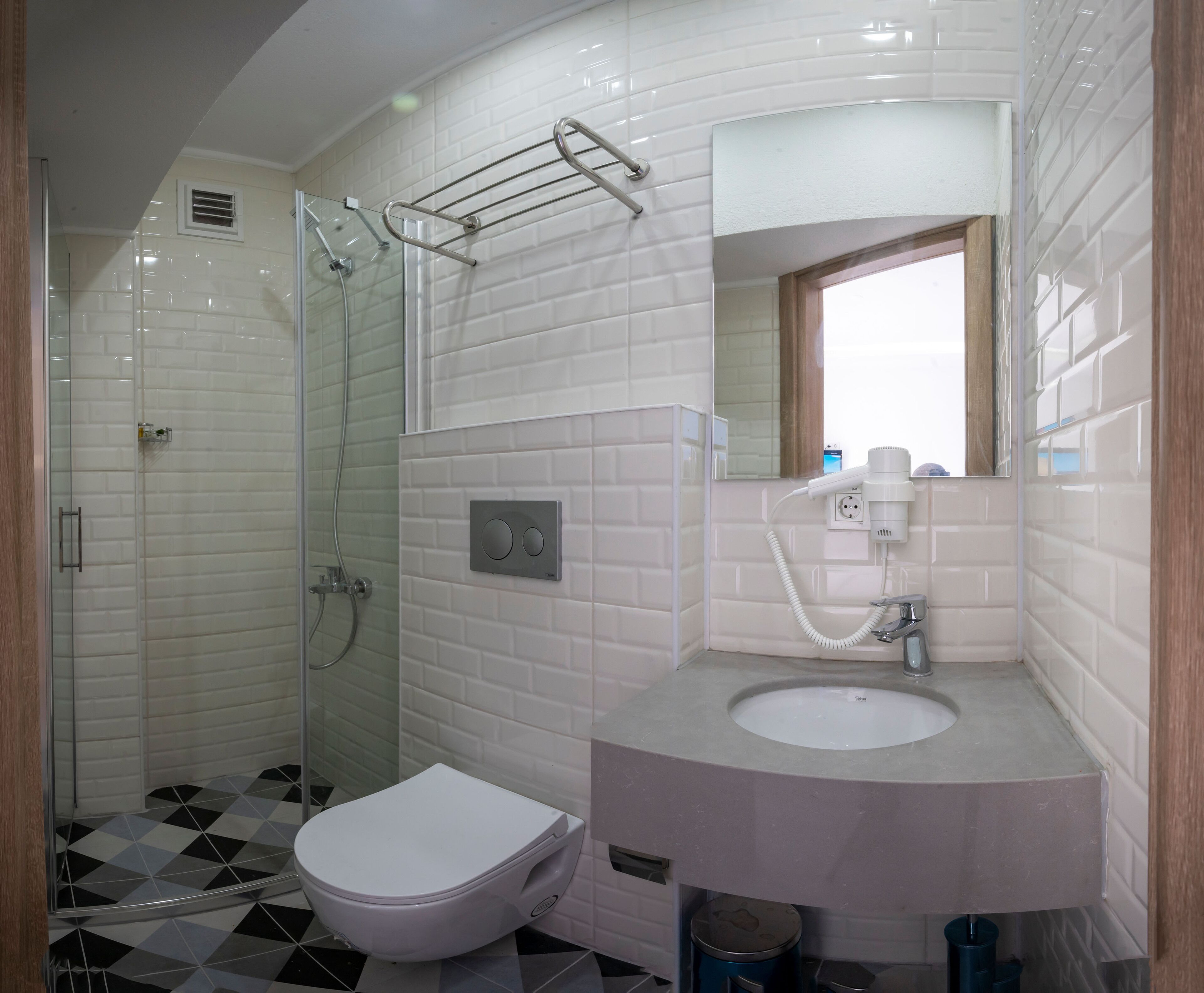 Shower, rainfall showerhead, free toiletries, hair dryer