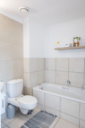 Bathtub - Modern, trendy apartment in heart of Cape Town (Cape Town)