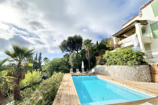 La Piscine (10X5m) peut être chauffée moyennant un supplément.