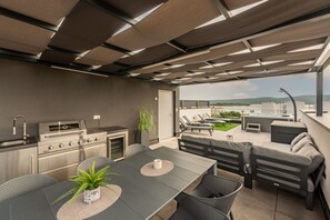 Outdoor dining - Villa Blue Sky 1, Turanj, next to the sea, private pool, barbecue, jacuzzi, rooftop terrace, www.zadarvillas (Turanj)