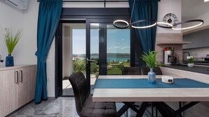 Una cocina moderna con comedor, vistas al exterior y un reloj en la pared.