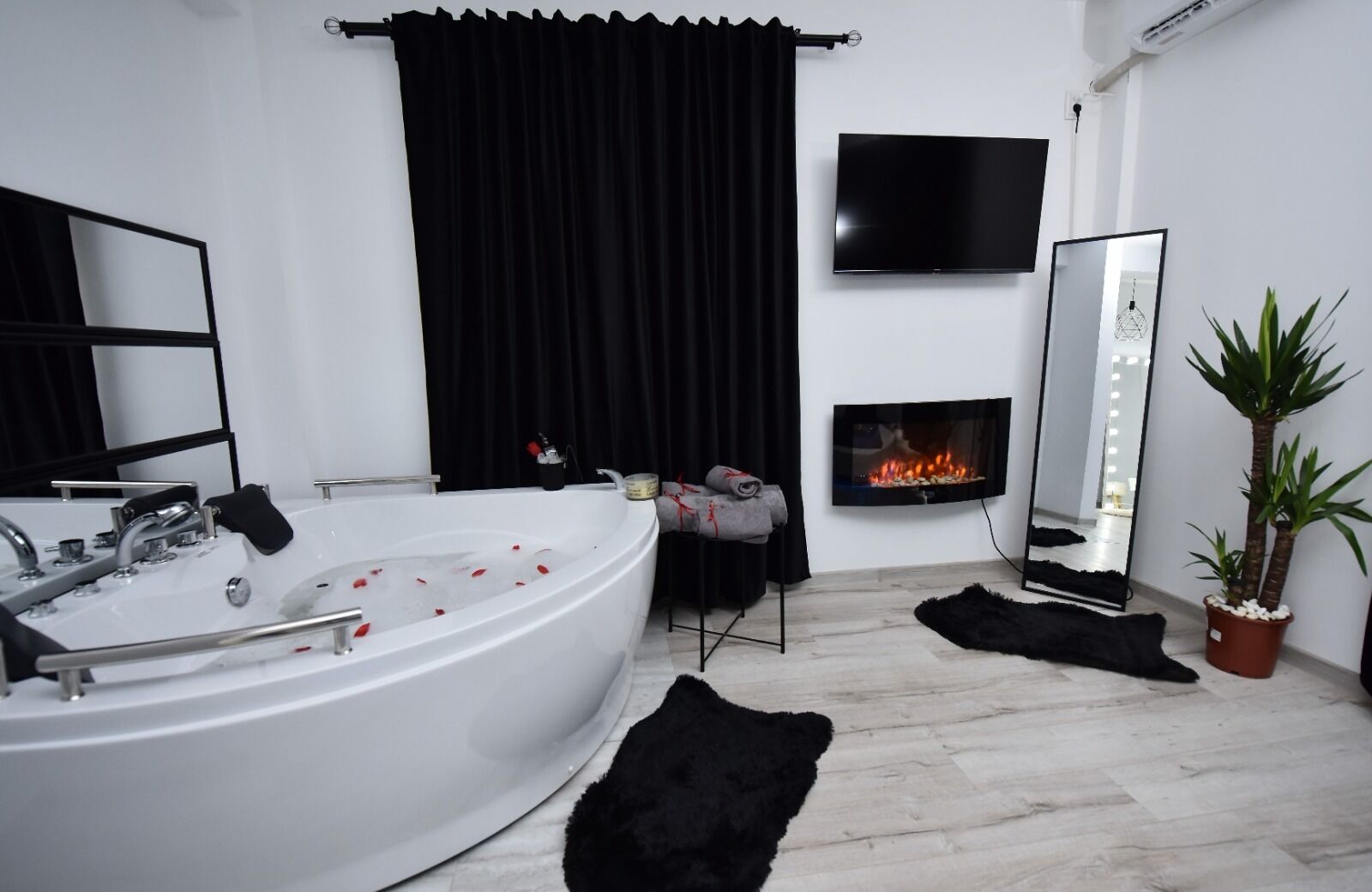 Combined shower/tub, jetted tub