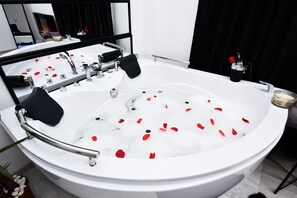 Combined shower/tub, jetted tub - Lux: Jacuzzi Pat Rotund Semineu Oglinda pe Tavan (Craiova, Preajba)