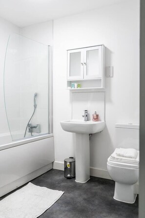 Appartement, 1 grand lit et 1 canapé-lit | Salle de bain