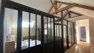 3 bedrooms, travel cot, free WiFi, bed sheets