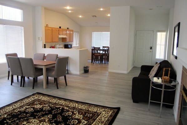 TV, fireplace, offices - Vegas House Clean 3bdr near Strip Cozy Pets EV 40A Charger (Las Vegas)
