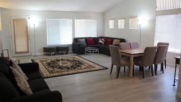 Télévision, cheminée, espaces bureaux