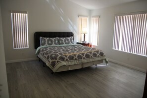 3 camere, una scrivania, ferro/asse da stiro, Wi-Fi