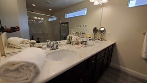 Baignoire, sèche-cheveux, serviettes fournies