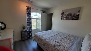 4 chambres, fer et planche à repasser, Wi-Fi, draps fournis