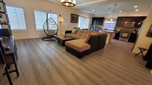 Las Vegas house, Strip, 2 x garage, EV 40A Charger 10 minutes  to strip