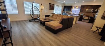 Las Vegas house, Strip, 2 x garage, EV 40A Charger 10 minutes  to strip