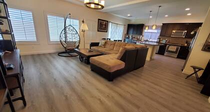 Las Vegas house, Strip, 2 x garage, EV 40A Charger 10 minutes to strip