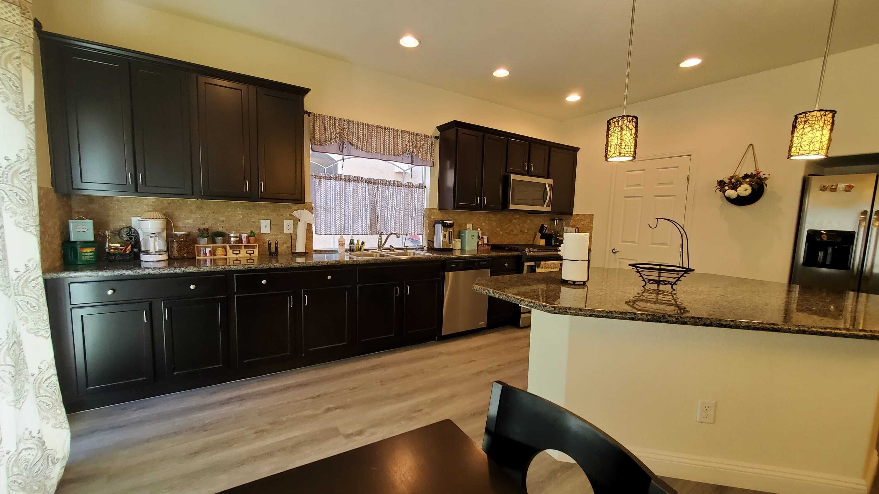 Kjøleskap, mikrobølgeovn, ovn og kokeplater