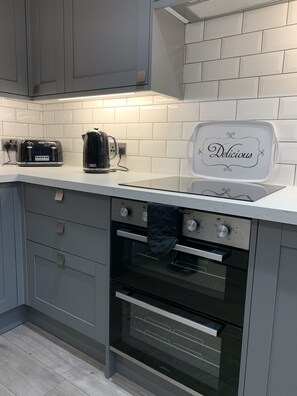 Fridge, microwave, oven, stovetop - Maple Cottage- A Luxury Lake District Retreat (Windermere)