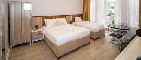 Deluxe Suite | Minibar, desk, laptop workspace, soundproofing