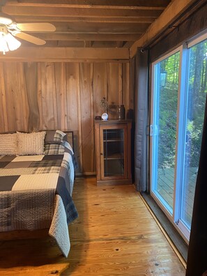 2 sovrum, resesäng och sängkläder