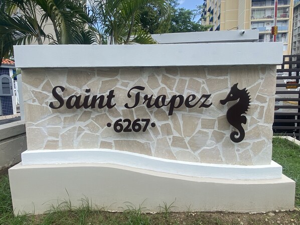 A sign with the text "Saint Tropez - 6267" and a seahorse decoration. - Sea Rentals at Dalia 15 (Carolina)