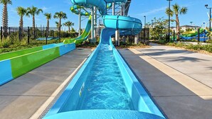 Een waterpark met meerdere glijbanen en een zwembad.