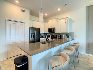 Réfrigérateur, four à micro-ondes, un four, surface de cuisson