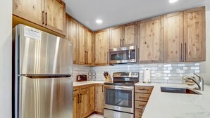 Condo, 2 Bedrooms | Dapur peribadi | Pembancuh kopi/teh, peti sejuk, ketuhar, pembakar roti 