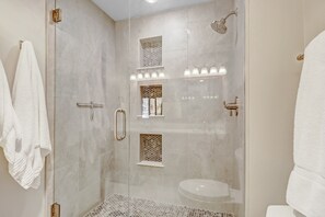 Condo, 2 habitaciones | Baño | Toallas y shampoo 