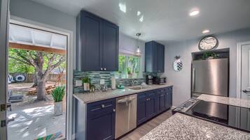 House, 3 Bedrooms | Private kitchen | Fridge, oven, coffee/tea maker, toaster